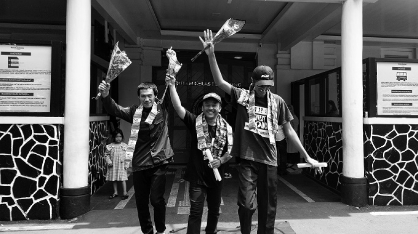 Tiga peserta unjuk rasa May Day di Bandung bebas setelah menjalani hukuman di Rutan Kebonwaru, Kamis, 16 Oktober 2025. (Foto: Awla Rajul/BandungBergerak)