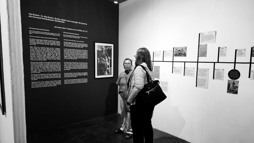 Astrid Reza membagikan informasi tentang Pameran Mia Bustam kepada salah seorang pengunjung. (Foto: Virliya Putricantika/BandungBergerak)