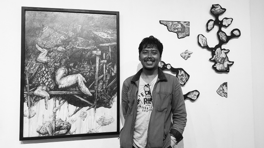 Rizki Lutfi Wiguna di pameran bertajuk Dam - Intimacy Drawing dalam Perubahan Lingkungan di Galeri Sanggar Olah Seni, Bandung, 3-15 Oktober 2025. (Foto: Awla Rajul/BandungBergerak)