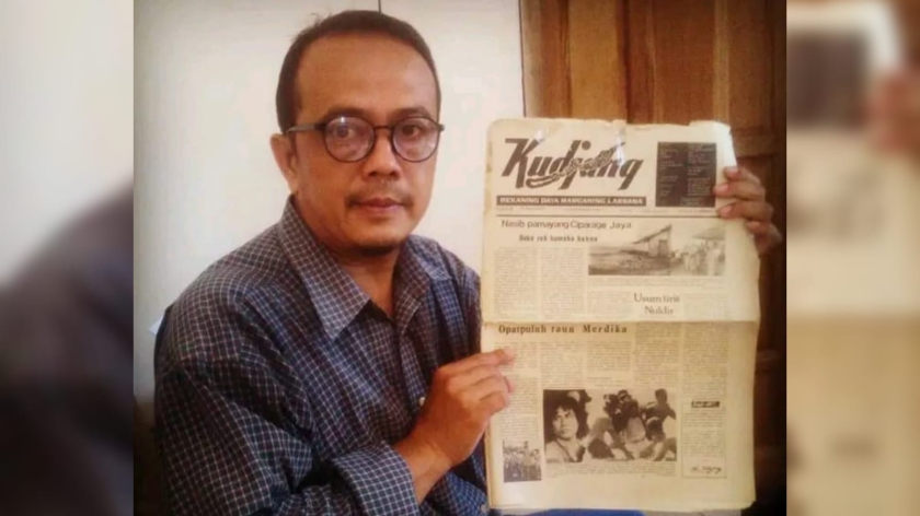 Penulis memegang Surat Kabar Kudjang tahun 1970-an. (Foto: Dokumentasi Kin Sanubary)