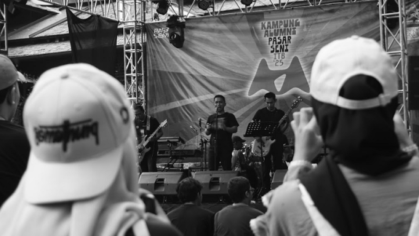 Pasar Seni ITB dimeriahkan konser musik, 19 Oktober 2025. (Foto: Audrey Kayla/BandungBergerak)