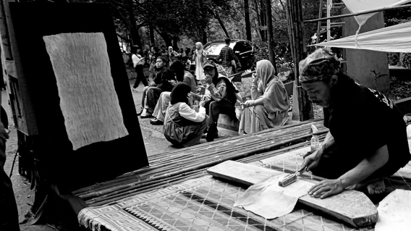 Lokakarya kertas kuno daluang di Pasar Seni ITB 2025, 19 Oktober 2025. (Foto: Iman Herdiana/BandungBergerak)