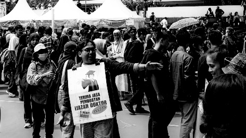 Jasa pembuatan ijazah dan gelar palsu di Pasar Seni ITB 2025, 19 Oktober 2025. (Foto: Iman Herdiana/BandungBergerak)