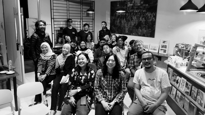 Peserta dan narasumber diskusi publik Gugat RKUHAP: Ragam Kampanye dalam Membumikan Isu di Perpustakaan Bunga di Tembok, Bandung, Jumat, 3 Oktober 2025. (Foto: Fitri Amanda/BandungBergerak)
