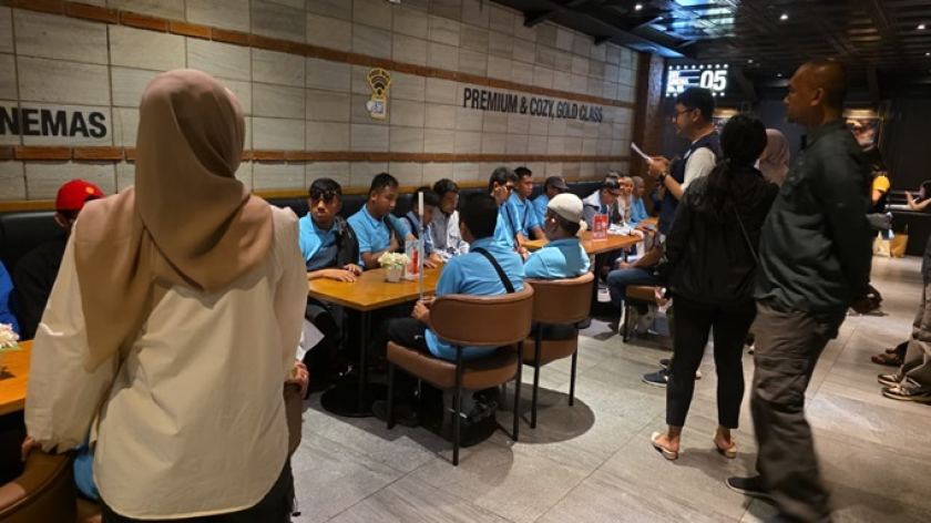 Teman netra sedang menunggu pemutaran film Koesroyo: Last Man Standing di bioskop Paskal 23 di Bandung. (Foto: Samuel Krisna Surya Hanggara)