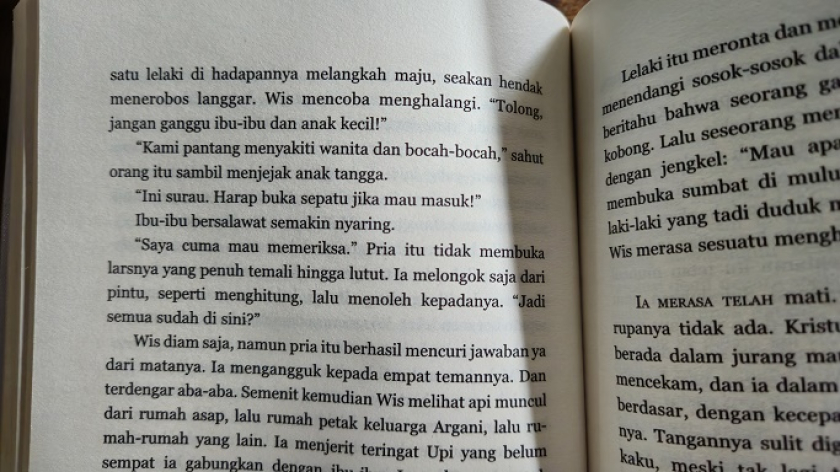 Buku novel Saman karya Ayu Utami, Penerbit Kepustakaan Populer Gramedia. (Foto: Virliya Putricantika/BandungBergerak)