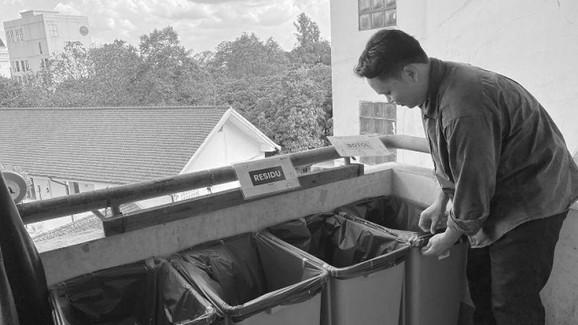 Pemilahan sampah di Asrama Masjid Salman ITB, Bandung,  Jumat, 17 Oktober 2025. (Foto: Yopi Muharam/BandungBergerak)