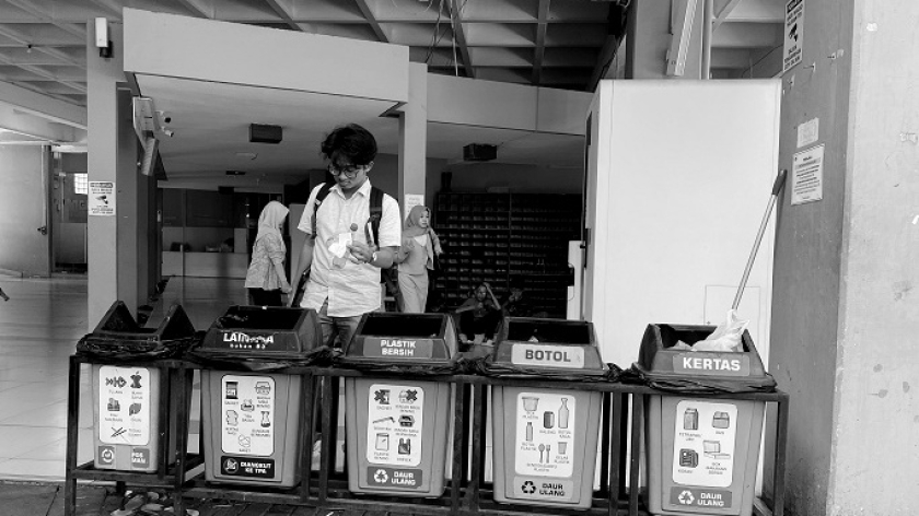 Pemilahan sampah di Asrama Masjid Salman ITB, Bandung,  Jumat, 17 Oktober 2025. (Foto: Yopi Muharam/BandungBergerak)