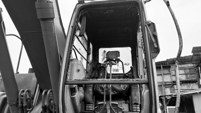 Alat berat turut terbakar di Sukahaji, Kota Bandung, Selasa, 28 Oktober 2025. (Foto: Awla Rajul/BandungBergerak)