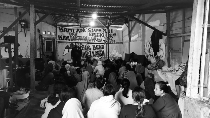 Warga Sukahaji, Kota Bandung saling menguatkan setelah insiden kebakaran, Selasa, 28 Oktober 2025. (Foto: Awla Rajul/BandungBergerak)