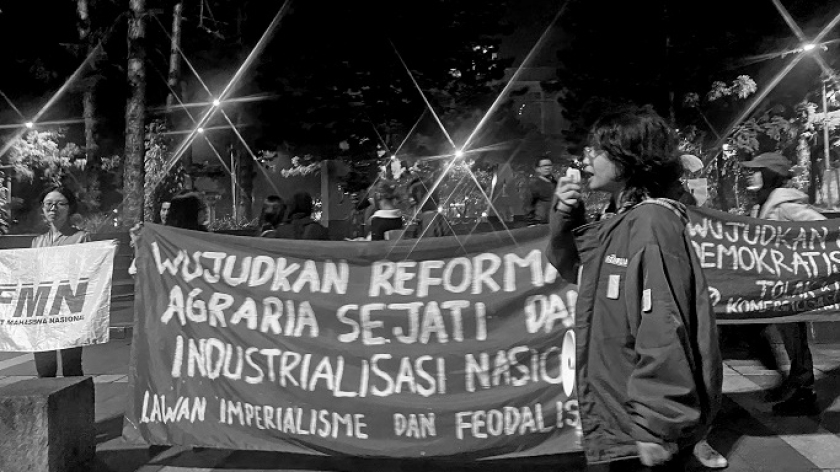 Mahasiswa dari berbagai organisasi memperingati Hari Sumpah Pemuda di Taman Cikapayang, Bandung, Selasa, 28 Oktober 2025. (Foto: Yopi Muharam/BandungBergerak)