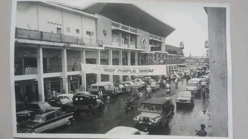Dokumentasi konser Deep Purple di Stadion Utama Senayan, Jakarta, 4–5 Desember 1975, sebuah pertunjukan bersejarah yang diprakarsai oleh Majalah Aktuil. (Foto: Dokumentasi Kin Sanubary)