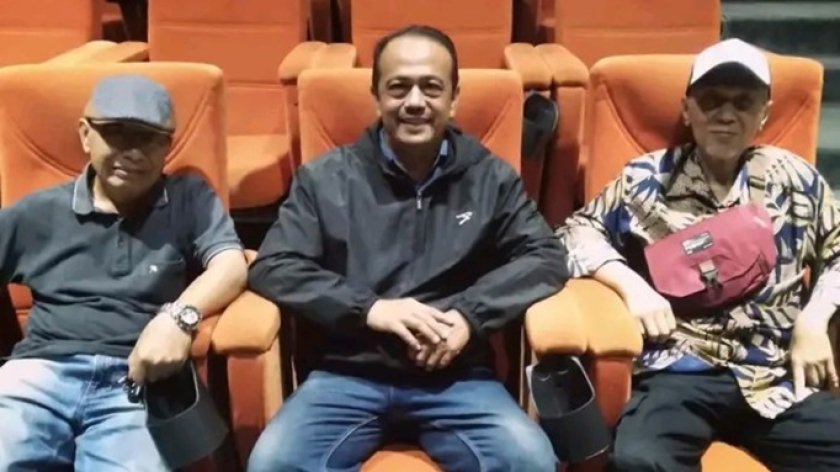 Penulis bersama dua mantan redaktur Majalah Aktuil, Aah Sumardan dan almarhum Odang Danaatmadja, tahun 2023. (Foto: Dokumentasi Kin Sanubary)