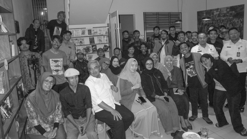 Sesi foto bersama usai diskusi publik Insinerator vs Pemilahan Sampah di Perpustakaan Bunga di Tembok, Bandung, Rabu, 12 November 2025 sore. (Foto: Insan Radhiyan Nurrahim/BandungBergerak)