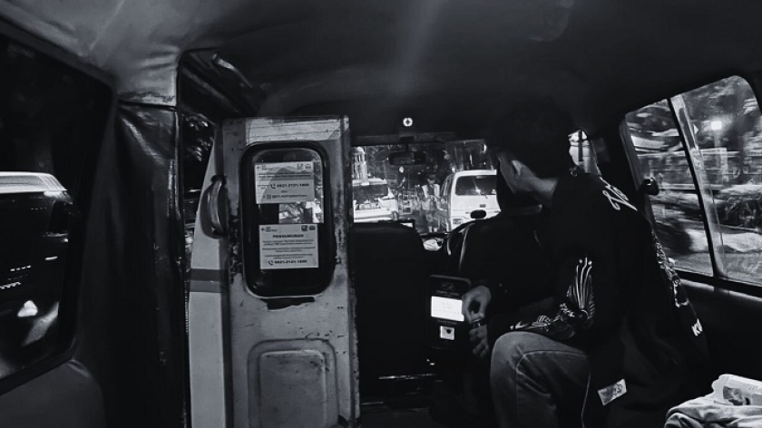 Bagian dalam angkot feeder, Bandung, 29 Oktober 2025. (Foto:Iklima Syaira/BandungBergerak)