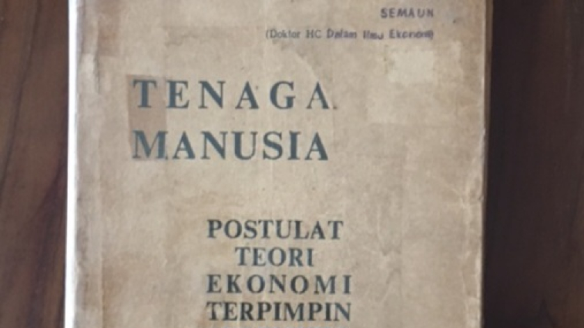 Buku Tenaga Manusia karya Semaoen ketika menjadi bagian dari staf dosen Unpad. (Foto: Anton Solihin)