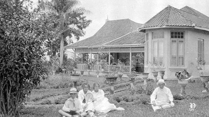 Boemi Hajoe, Cikole. Tahun tidak diketahui. Foto ini di perlihatkan kepada belasan narasumber warga Cikole dan kampung Lapang, untuk memastikan rumah indah ini adalah rumah keluarga Dozij di Boemi Hajoe atau bukan, dari belasan narasumber tersebut 75 persen mengatakan betul. Namun rumah ini dibakar saat masa Agresi Militer ke-2, ada juga narasumber yang masih mengingat puing-puingnya saja. (Foto sumber situs wereledculturn.nl)