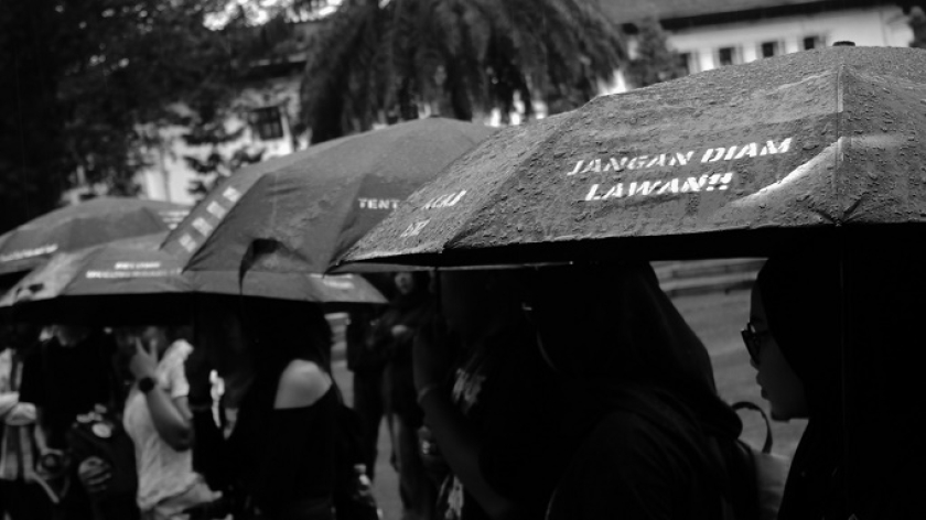 Aksi kamisan Bandung ke-428 kali ini merespons penangkapan terhadap massa aksi yang terjadi pada akhir Agustus hingga awal September lalu, Kamis, 20 November 2025, di depan Gedung Sate, Bandung. (Foto: Fitri Amanda/BandungBergerak)