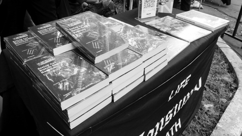 Buku Setiap Api Butuh Sedikit Bantuan karya Herry Sutresna alias Ucok Homicide, Minggu, 23 November 2025. (Foto: Insan Radhyan/BandungBergerak)