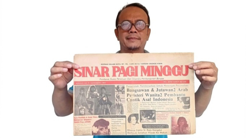 Penulis memegang Sinar Pagi Minggu, salah satu koran kuning yang memiliki banyak pembaca pada masanya. (Foto: Dokumentasi Kin Sanubary)