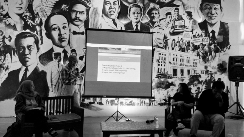 Diskusi di pameran Mengalir, Menyusur, Membaur (Susur Baur) di Museum Kota Bandung, Jalan Aceh. Pameran berlangsung 28 November – 7 Desember 2025. (Foto: Salma Nur Fauziyah/BandungBergerak)