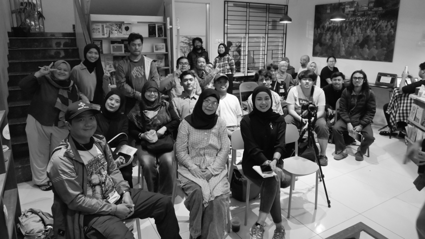 Diskusi publik bertema Membongkar Sisi Gelap Industri Pariwisata di Bandung Utara di Perpustakaan Bunga di Tembok, Bandung, Senin, 8 Desember 2025. (Foto: Insan Radhiyan/BandungBergerak)