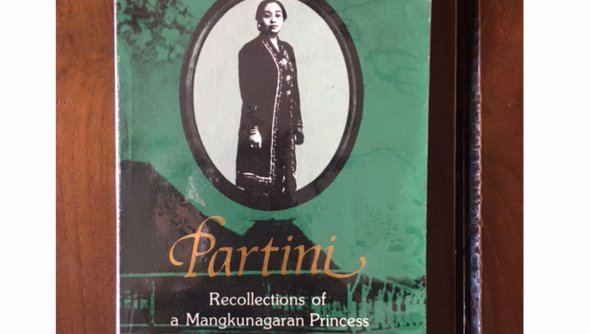 Sampul buku berbahasa Belanda karya Partini. (Foto: Anton Solihin)