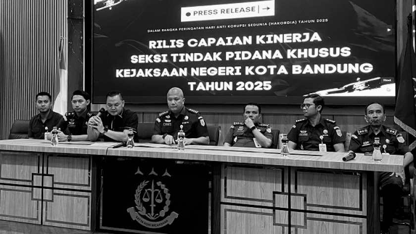 Konferensi pers Kejari Kota Bandung tentang tersangka korupsi, Rabu, 10 Desember 2025. (Foto: Yopi Muharam/BandungBergerak)