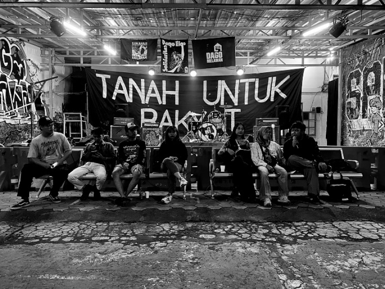 Diskusi bertema Jaga Lahan, Lawan Tiran di Dago Elos, Kota Bandung, Jumat sore, 12 Desember 2025. (Foto: Yopi Muharam/BandungBergerak)