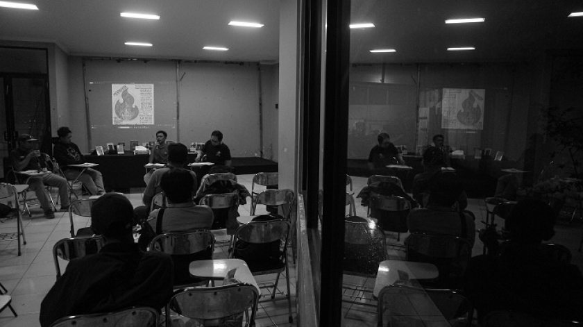 Rangkaian pameran dan diskusi mengangkat tema pemberangusan buku di Aula Perpustakaan Ajip Rosidi, Bandung, Rabu malam, 10 Desember 2025. (Foto: Insan Radhiyan/BandungBergerak)