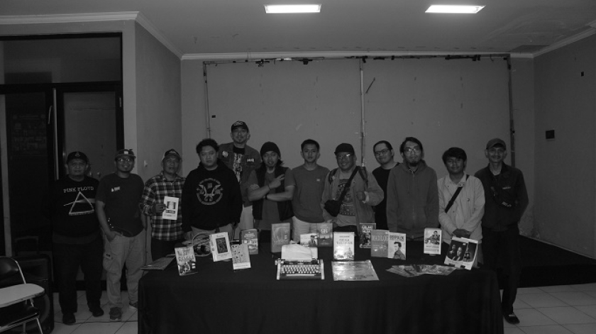 Rangkaian pameran dan diskusi mengangkat tema pemberangusan buku di Aula Perpustakaan Ajip Rosidi, Bandung, Rabu malam, 10 Desember 2025. (Foto: Insan Radhiyan/BandungBergerak)