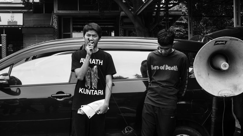 Rojul dan Opik di hadapan kawan-kawan yang menyambut. (Foto: Virliya Putricantika/BandungBergerak)