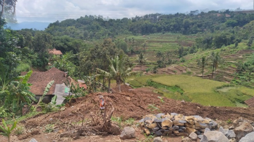 Sawah terdampak pembangunan Jalan Tol Cisumdawu. (Foto: Dokumentasi Tiara Nurzavira dan Kamilia Rachman)