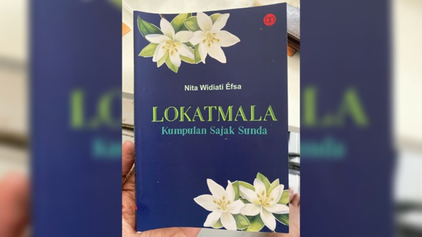 Buku kumpulan sajak Lokatmala (2024) karya Nita Widiati Éfsa. (Foto: Hawe Setiawan)