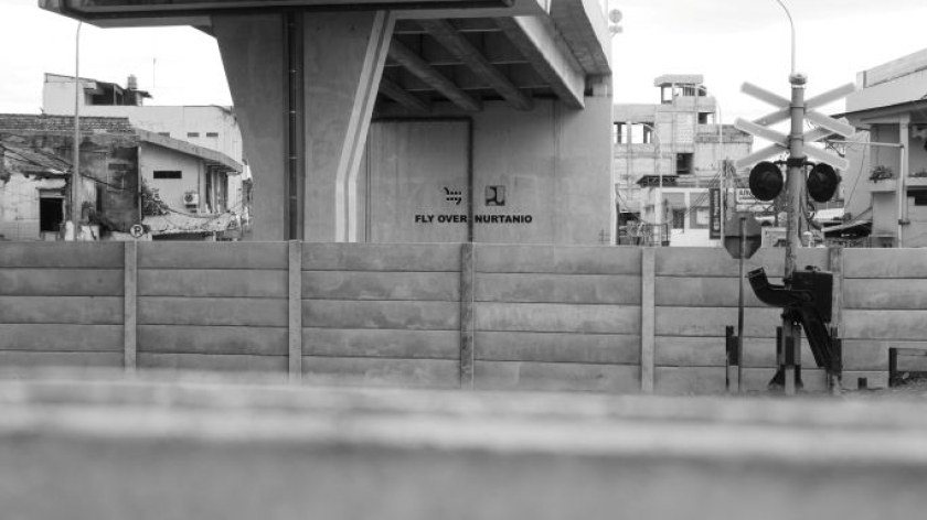 Flyover Nurtanio, Bandung, 1 Januari 2025. Belum ada akses penyeberangan orang di kawasan ini. (Foto: Insan Radhiyan/BandungBergerak)