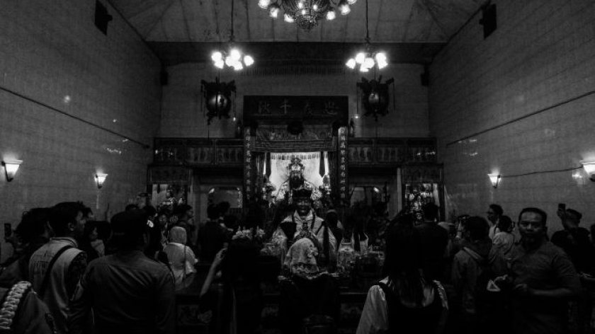 Tour Malam Imlek yang digelar Jaringan Kerja Antar Umat Beragama (JAKATARUB) di vihara-vihara Kota Bandung, 16 Februari 2026. (Foto: Malika Shafa Nur Fadiya/BandungBergerak)