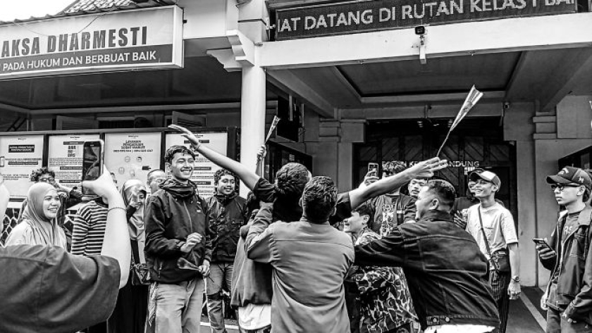 Menyambut aktivis bebas setelah menjalani penjara karena divonis melanggar UU ITE, di Rutan Kebon Waru, Bandung, Senin, 2 Maret 2025. (Foto: Muhammad Akmal/BandungBergerak)