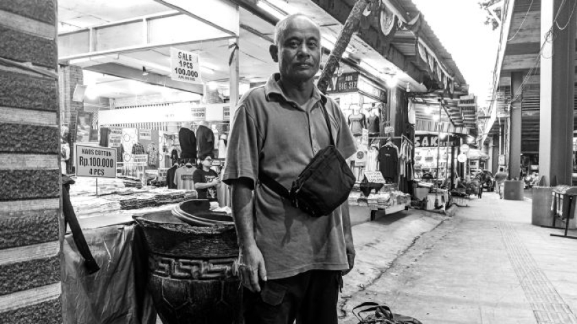 Mang Oleh di Jalan Cihampelas, Bandung, Rabu, 25 Februari 2026. (Foto: Muhammad Akmal/BandungBergerak)