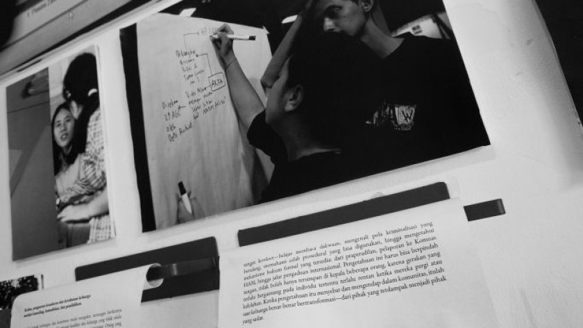 Kertas Pulih memberikan edukasi serta konseling kepada para keluarga yang ditahan karena demonstrasi Agustus, 12 Maret 2026. (Foto: Insan Radhyan/BandungBergerak).