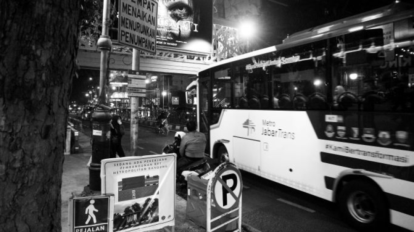 Bekas pembangunan fasilitas BRT di Bandung, 27 Maret 2026. (Foto: Insan Radhiyan/BandungBergerak)