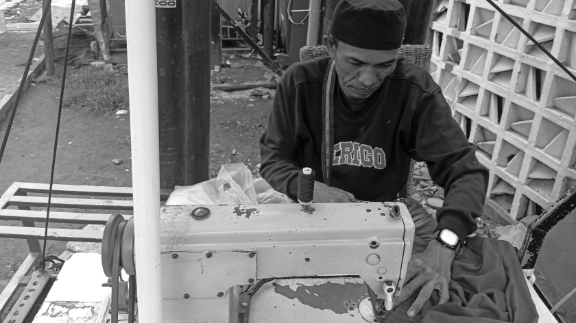 Dari usaha konveksi ke lapak pinggir jalan. (Foto: Akmal Firmansyah/BandungBergerak)