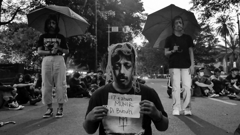 Peserta Aksi Kamisan Bandung mengenakan topeng Munir dalam salah satu aksinya di sekitar kawasan Gedung Sate Bandung, Kamis (10/9/2021) sore. Masih dalam rangkaian September Hitam, aksi ke-361 ini menyuarakan 17 tahun kasus kematian Munir Said Thalib yang belum tuntas terungkap. (Foto: Miftahudin Mulfi/BandungBergerak.id)