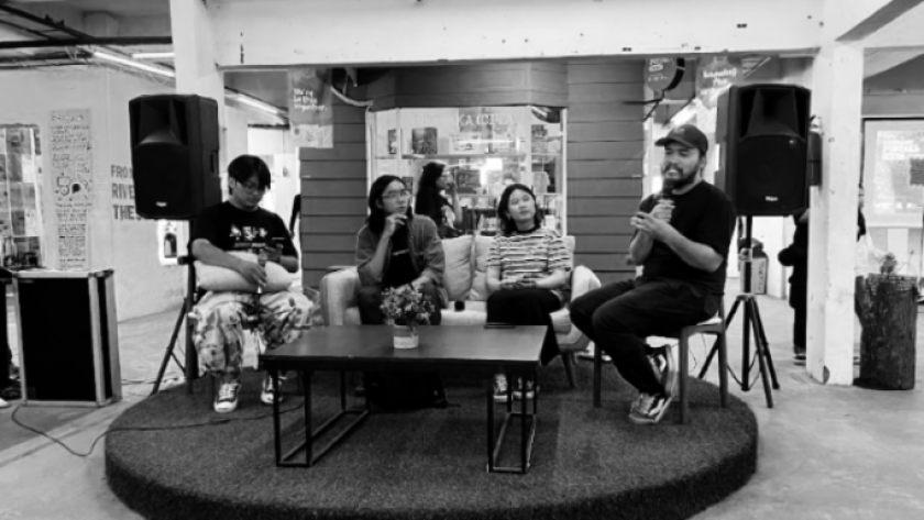 Diskusi di Pustaka Ccita, perpustakaan interaktif di Bandung, The Hallway Space,Kosambi, Bandung, Minggu, 3 Mei 2026. (Foto: Foto: Retna Gemilang/BandungBergerak)