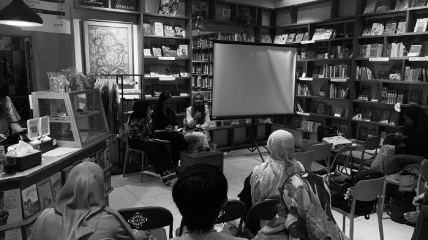 Suasana Diskusi Publik Transisi Energi untuk Siapa di Perpustakaan Bunga di Tembok, Bandung, Jumat, 12 Juni 2026. (Foto: Muhammad Jadid/BandungBergerak)