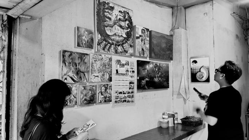 Pameran lukisan di dalam warung makan di Terminal Ledeng, Bandung, Sabtu, 6 Juni 2026. (Foto: Muhamad Rafi/BandungBergerak )