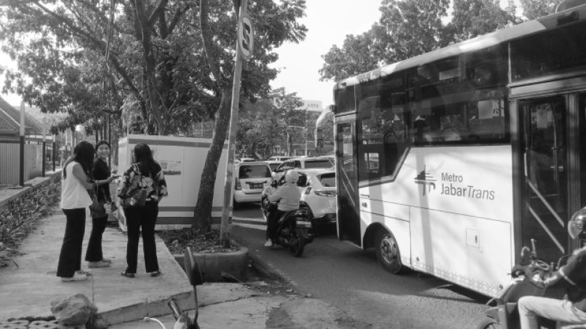 Warga yang baru saja turun dari bus di halte Bandung Creative Hub B, Senin siang, 18 Mei 2026, Kota Bandung. (Foto: Muhamad Rafi/BandungBergerak)
