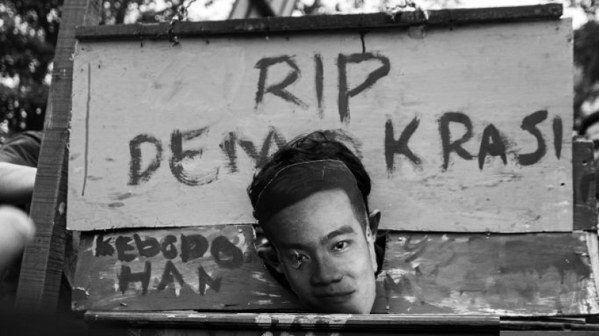 Teatrikal mahasiswa Bandung di depan Gedung DPRD Jawa Barat, Jalan Diponegoro, Rabu, 17 Juni 2026. (Foto: Insan Radhiyan/BandungBergerak)