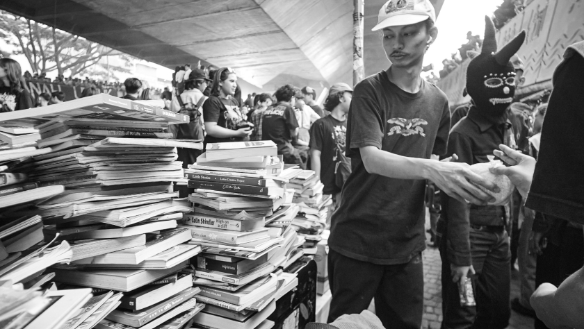 Tumpukan buku, beras, dan sembako yang jadi tiket konser. (Foto: Insan Radhiyan Nurrahim/BandungBergerak)