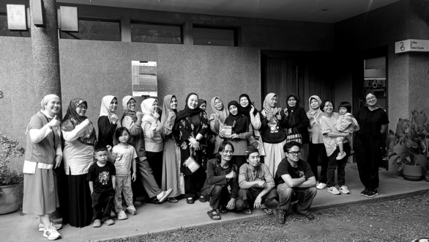 Ibu-ibu pengrajin anyaman plastik Masagi Tjibogo di pameran Daur Anyam, Wangirupa Studio, Bandung, 14 Juli 2026. (Foto: Retna Gemilang/BandungBergerak)