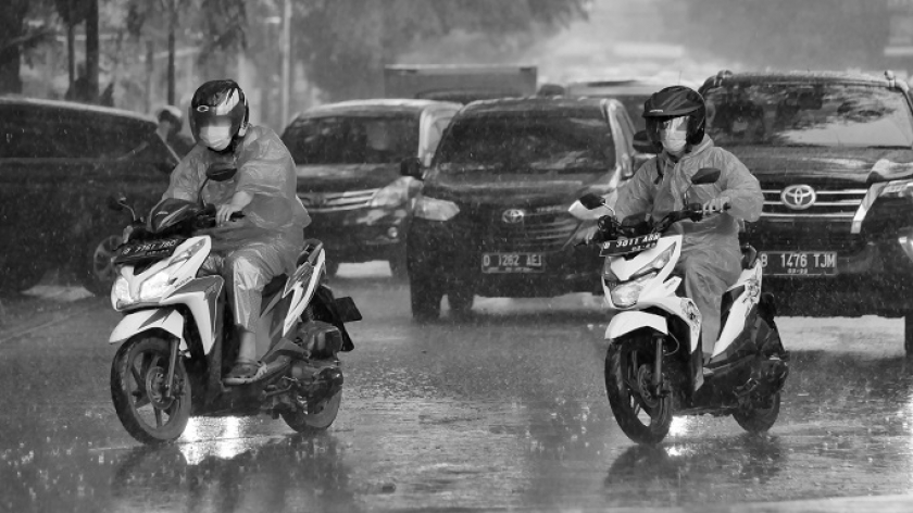 Musim hujan di Bandung, Rabu (15/9/2021). Musim hujan diiringi dengan potensi bencana hidrometeorologi seperti banjir, longsor, angin kencang, dan lain-lain. (Foto: Miftahudin Mulfi/BandungBergerak.id)